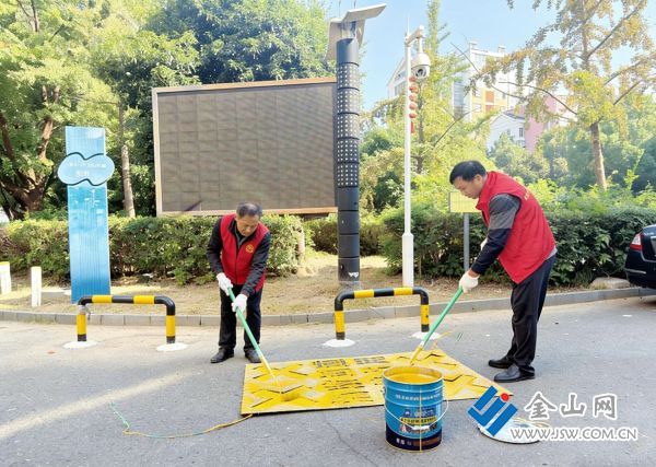 圖為“紅管家”劃停車線和消防通道警示線。 高婷 攝