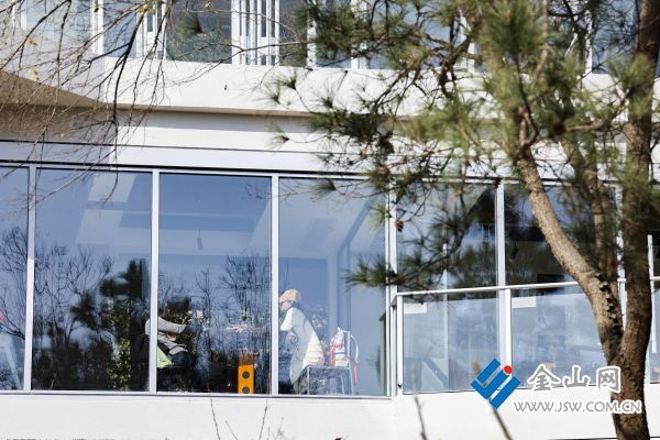 “森林圖書館”云山驛吸引市民游客前來看書休閑。 謝道韞 攝