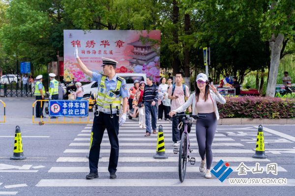 315節(jié)日我在崗 全警保路暢01