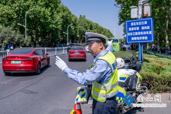 315節(jié)日我在崗 全警保路暢02