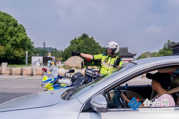 315節(jié)日我在崗 全警保路暢05