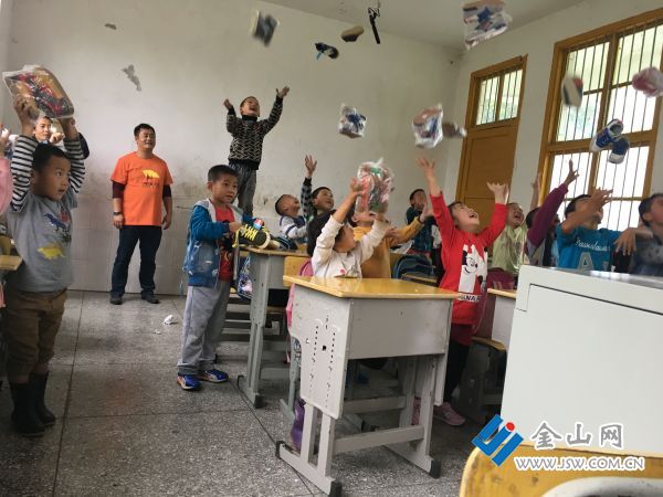 057麥田慈善基金會向山區(qū)學校捐贈球鞋02