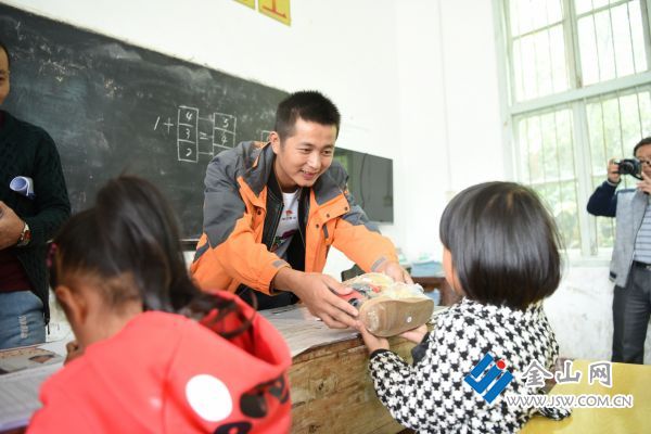 057麥田慈善基金會向山區(qū)學校捐贈球鞋03