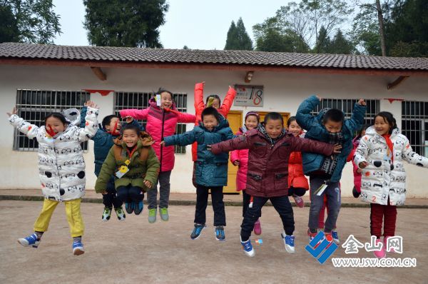 057麥田慈善基金會向山區(qū)學校捐贈球鞋04