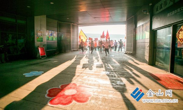 056一雙球鞋的暴走1.迎著晨曦出發(fā)