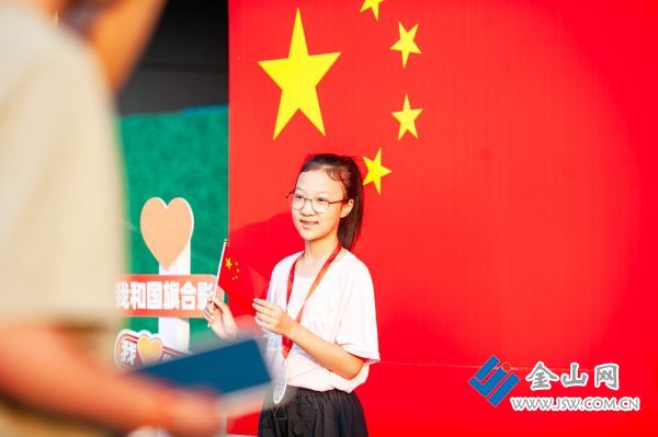 056一雙球鞋的暴走4.暴走現(xiàn)場設置“我和國旗合個影”打卡點