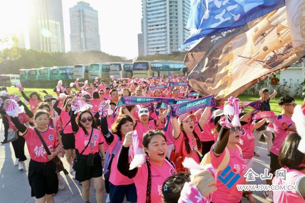 512粉色浪潮里的文明微光02鎮(zhèn)江球迷在客場列隊進場