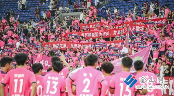 512粉色浪潮里的文明微光05比賽結束后球員與球迷互動