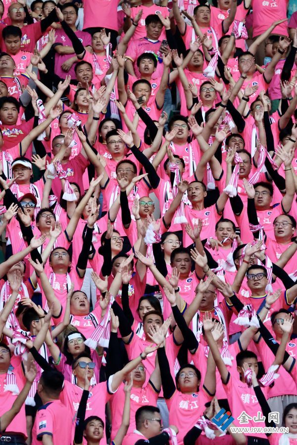 512粉色浪潮里的文明微光05鎮(zhèn)江球迷現(xiàn)場助威吶喊