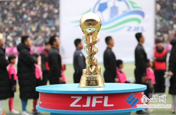 冠軍獎杯驚艷亮相。文雯 攝