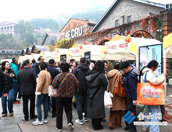 市民瀏覽品嘗各種鎮江特色美食。