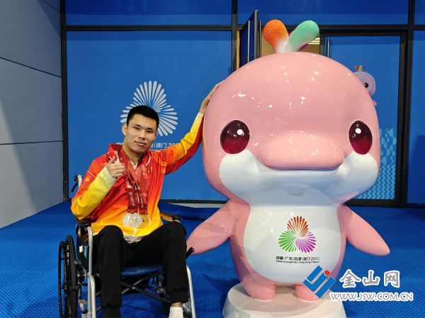 劉赟濤與全國殘運會吉祥物合影 圖片由受訪者提供