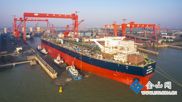 超大型油輪&ldquo;韓通373&rdquo;輪在新韓通船廠緩緩出塢。黃帥 孫世權(quán) 攝影報(bào)道