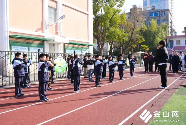 觀摩小學(xué)生武術(shù)訓(xùn)練