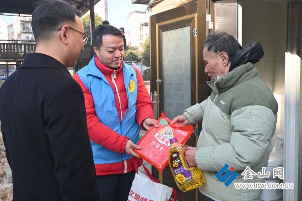 圖為共建雙方代表走訪慰問社區(qū)群眾 陸雅 攝