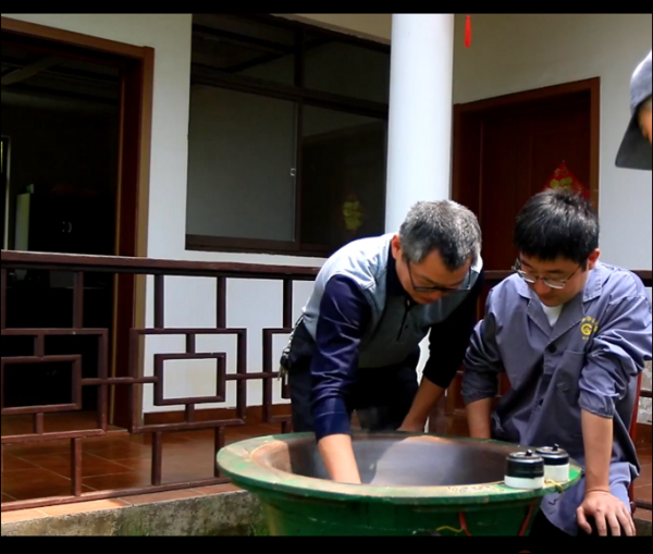 茅山綠茶制作技藝傳承人周性枝(左一)進(jìn)行技術(shù)傳授