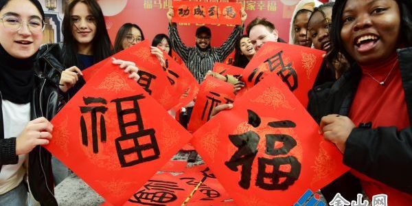 留學(xué)生寫(xiě)福字感受傳統(tǒng)文化