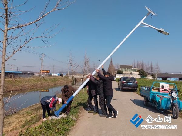 西戴村聯(lián)動推進路燈維修工作 胡凡 攝