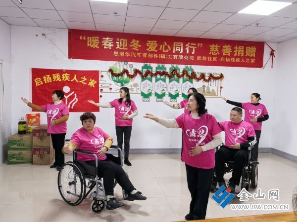 殘疾人代表和志愿者表演《感恩的心》手勢(shì)舞向愛(ài)心企業(yè)致謝。 孫寅 攝