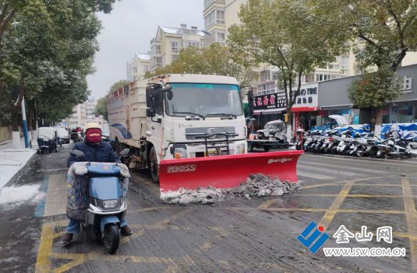 鏟雪車(chē)在緯五路除雪作業(yè)。 張小波 攝