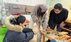 老師學(xué)做木工活