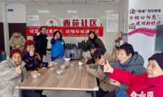 鄰里歡聚煮臘八 濃情年味滿社區(qū)