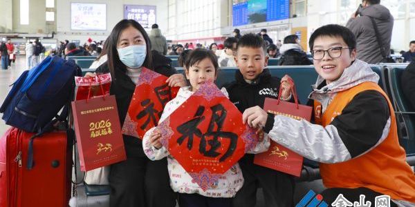 翰墨飄香送福 溫暖旅客歸途