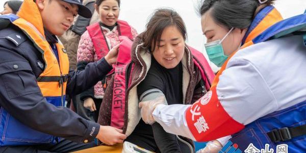 義警送醫(yī)上船頭 守護(hù)水上春運(yùn)