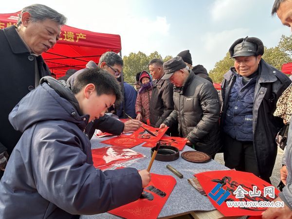 8-書法志愿者寫福字