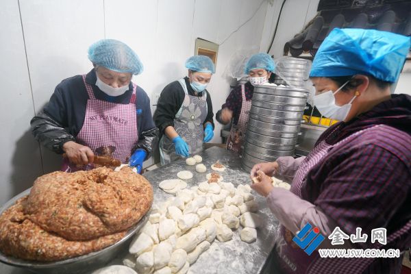 師傅們在制作蟹黃肉包。 季翔 攝