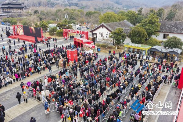 活動(dòng)現(xiàn)場，市民排隊(duì)打醬油。謝道韞 攝