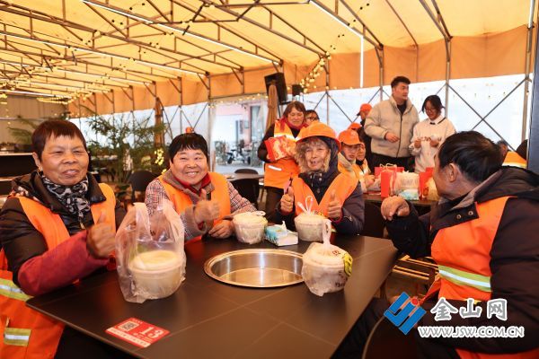 環(huán)衛(wèi)工人點(diǎn)贊&ldquo;一碗羊肉湯&rdquo;志愿服務(wù)活動(dòng)。張偉 攝