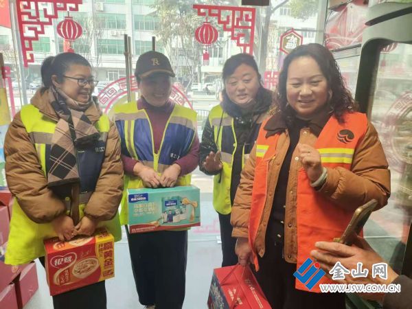 11年善舉暖人心 雙向奔赴見真情&mdash;&mdash;愛心商家吳鳳蕓受傷休養(yǎng)，環(huán)衛(wèi)工人視頻連線送溫暖1