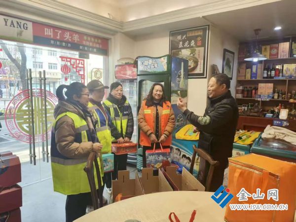 11年善舉暖人心 雙向奔赴見真情&mdash;&mdash;愛心商家吳鳳蕓受傷休養(yǎng)，環(huán)衛(wèi)工人視頻連線送溫暖2