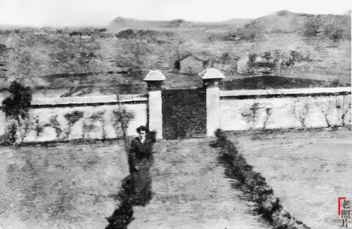 圖1&emsp;從賽兆祥家房子的屋前走廊望出去的景色。照片中的女士是孔仁孝的夫人May Crenshaw。該地是賽兆祥一家在潤州中學校園內的老宅，賽珍珠在此度過了少年時期，后來被推平改建為學生宿舍。來源：《傳教士調查》（The Missionary Survey）, 1913年1月，第225頁