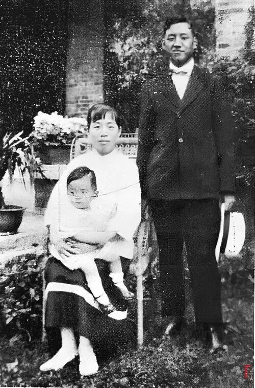 圖5&emsp;1924年潤州中學副校長秦國彥和家人合影。秦國彥兒子的英文名是Edward，他是法毅爾小兒子Hugh小時候的好朋友