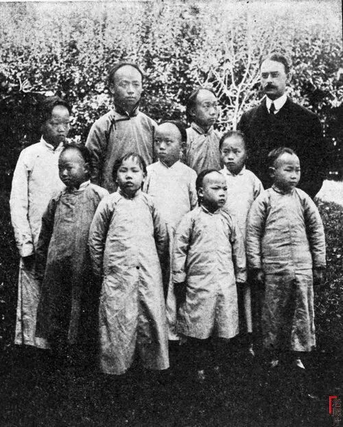 圖9&emsp;1907年秋潤州中學師生合影。后排右一為包志登，右三為李榮春（又名李耀東），其他是第一屆招收的八位學生。來源：《傳教士》（The Missionary）， 1908年2月，第50頁