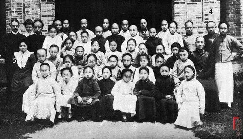 圖10&emsp;不晚于1910年8月的潤州中學師生合影。原照沒有人名標注，作者辨認出1是包志登，2是包淑卿，3是李榮春，4是吳茀亭，5是李榮春的夫人劉桂貞。來源：《傳教士》（The Missionary）, 1910年8月，第400頁