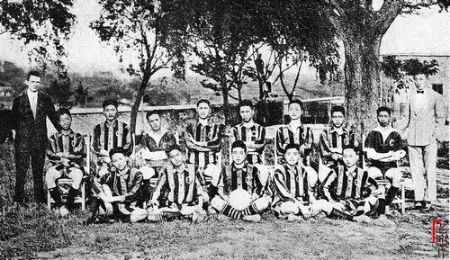 圖12&emsp;足球隊合影。左一是法毅爾校長，右一是舒榮璽