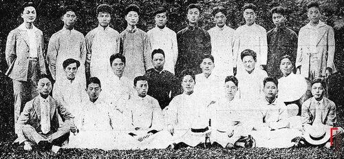 圖13&emsp;1924年潤州中學年刊編輯部全體成員合影。后排自左至右依次為陳士俊、戴文彥、陳國材、嚴忠陽、馬邦平（亦寫作馬邦屏）、沙仲良、金挈綱、朱金章、陳玉書、舒榮璽，中排自左至右依次為熊建坤、戴敬念、曹揚輝、朱肖龍、謝羅招、吳漢祺（又寫為吳漢琪），前排自左至右依次為陳連堃、周秉謙、許寶華、王瑨、楊國英、戴鐘齡（著名翻譯家戴鎦齡同父異母的哥哥、鎮(zhèn)江弘仁醫(yī)院院長戴棣齡的堂弟，戴棣齡的四子是抗戰(zhàn)空軍英烈戴榮鉅）、戎晴生