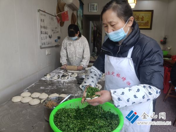 蔣臘仙在制作呂蒙烤餅。 佘記其 攝