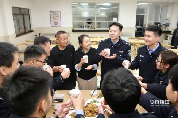 敦煌父母為鎮(zhèn)江值班民警備家宴3