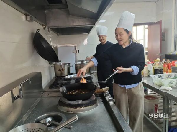 敦煌父母為鎮(zhèn)江值班民警備家宴2