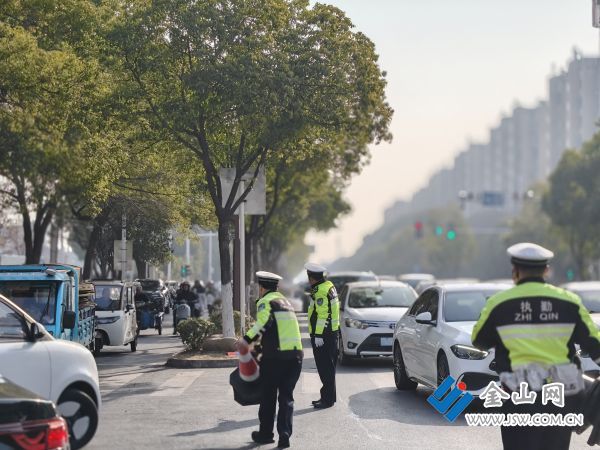 揚中交警全力保障春節(jié)年貨市場秩序1