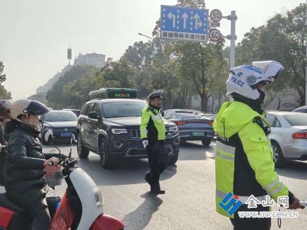 揚中交警全力保障春節(jié)年貨市場秩序2