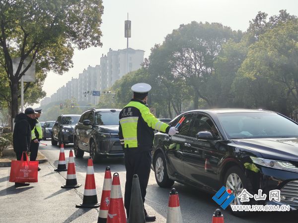 揚中交警全力保障春節(jié)年貨市場秩序3