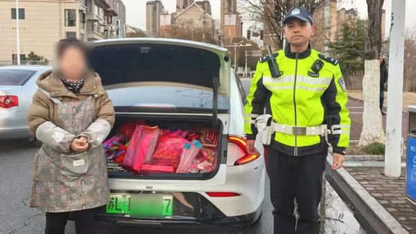 公安交管部門(mén)嚴(yán)查非法運(yùn)輸煙花爆竹2