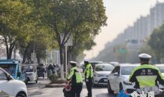 揚(yáng)中交警全力保障春節(jié)年貨市場秩序