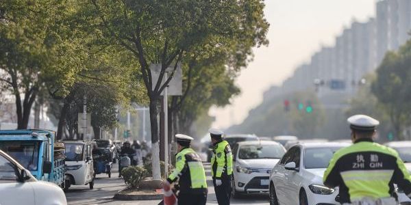 揚中交警全力保障春節(jié)年貨市場秩序