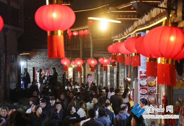 春節(jié)假期，西津古渡日均人流量近6萬(wàn)人次，實(shí)現(xiàn)文旅熱度與節(jié)日溫情雙提升。 文雯 攝